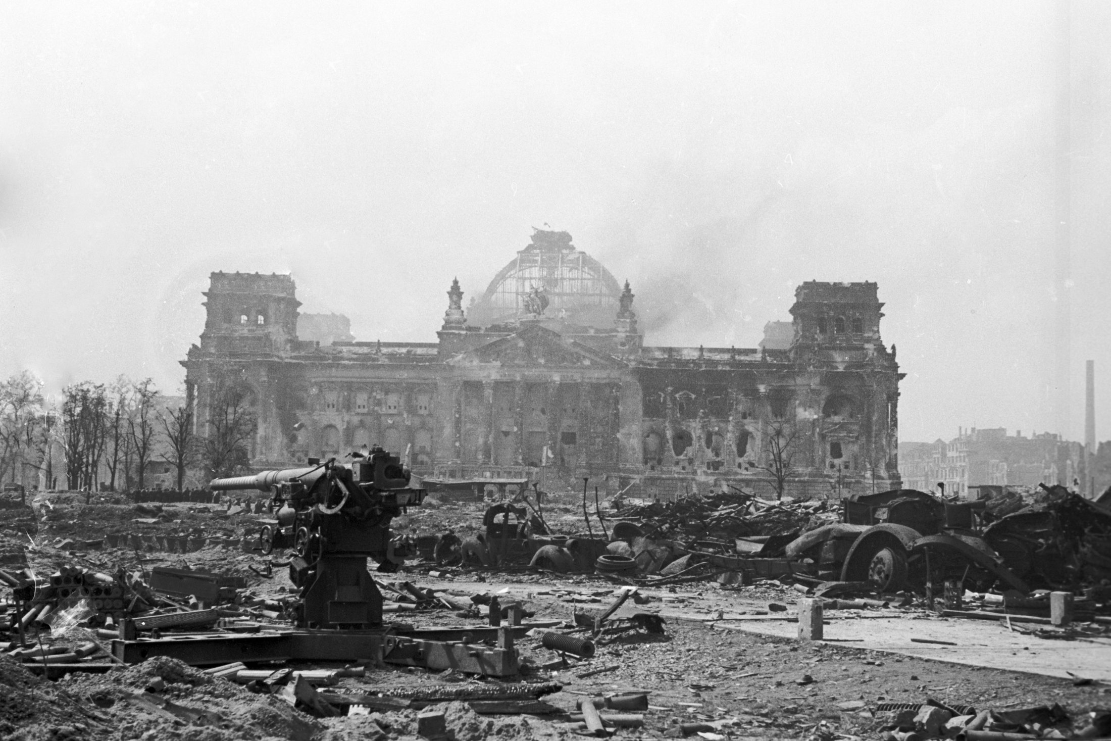 Разрушенный берлин. Рейхстаг в Берлине 1945. Битва за Берлин штурм Рейхстага.