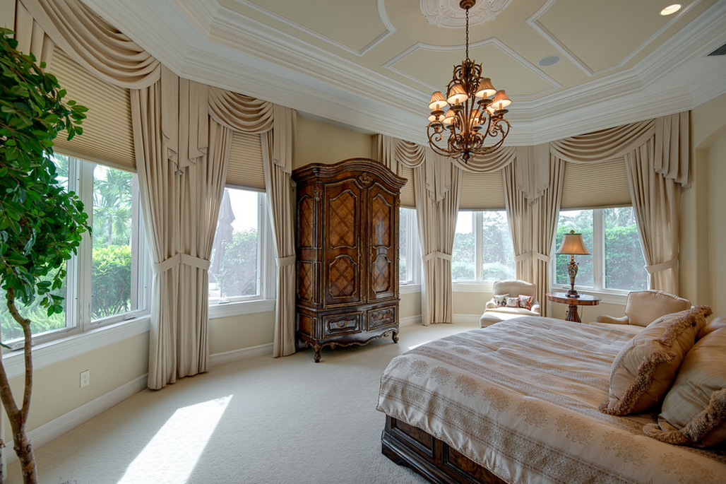 Элегантный дизайн шторам придает джабот