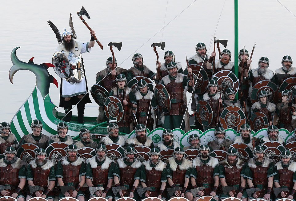 Вторжение викингов! Тысячи людей собрались на ежегодный фестиваль огня 