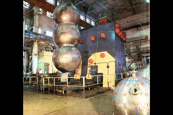    Титановые сферы на одном из заводов, предположительно отдаленно напоминающие полисферические корпуса / airbase.ru