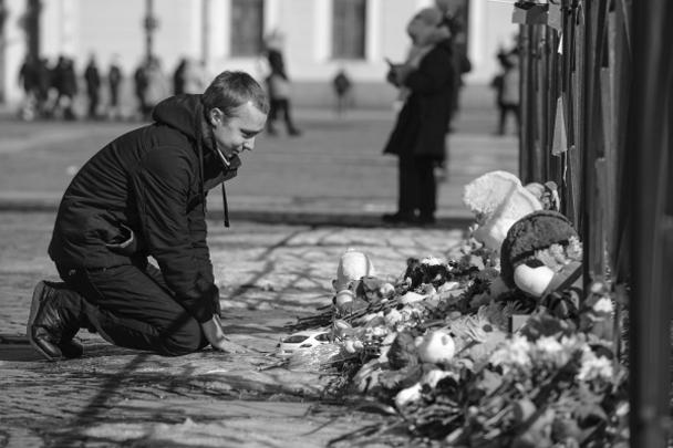 В Санкт-Петербурге акции памяти прошли одновременно на Дворцовой площади (эту встречу организовали городские власти) и на Марсовом поле. После минуты молчания присутствующие на Дворцовой площади зажгли свечи, священники отслужили траурный молебен, сообщают петербургские СМИ. 
«Это не политическая акция – давайте встретимся без флагов и плакатов. Просто напомним сами себе, что мы – одна страна. И в радости, и в таком страшном горе», – призвали организаторы гражданской акции на Марсовом поле
