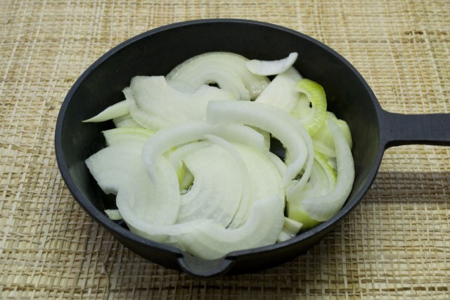 Половину лука нарезаем кольцами и обжариваем на сковороде Половину лука нарезаем кольцами и обжариваем на сковороде