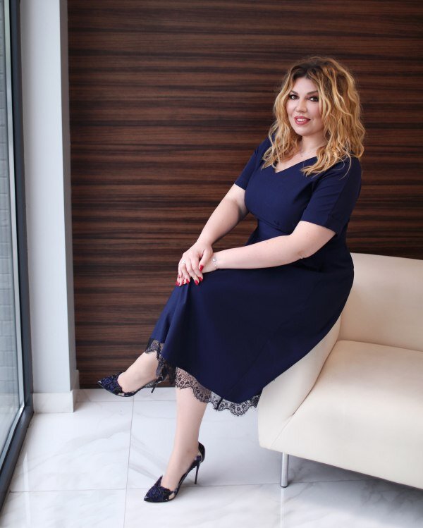 Они уверены в себе, талантливы и не знают отбоя от комплиментов. И лишние килограммы нисколько не мешают им купаться в лучах славы и мужском внимании.-10