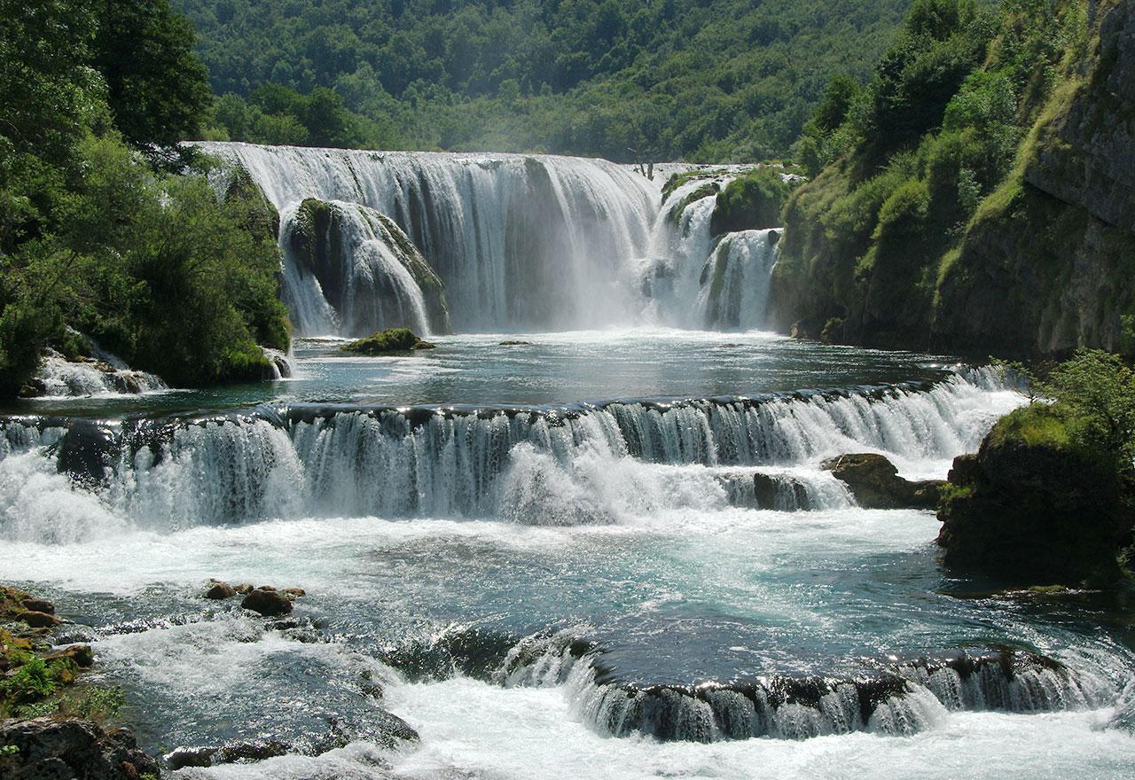 Удивительный оазис зелени, в центре которого доминируют водопады высотой до 25 метров