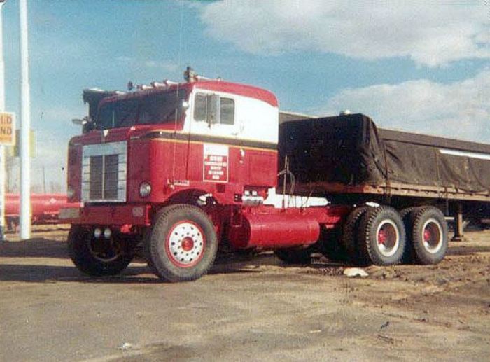 Водитель отъездил на одном грузовике 34 года, а когда закончил трудиться, не стал бросать любимую машину Водитель отъездил на одном грузовике 34 года, а когда закончил трудиться, не стал бросать любимую машину