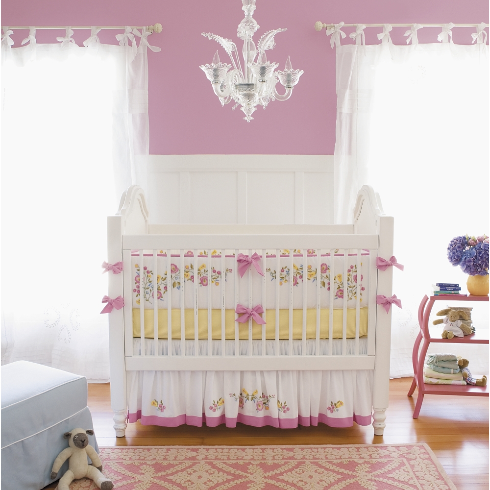 Дизайн детской кроватки в розовом цвете
