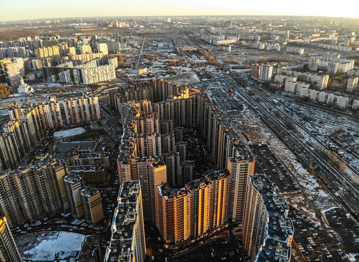 В деревне Кудрово построили гигантский жилой дом, в котором 3708 квартир и 29 нежилых помещений. | Фото: pikabu.ru.
