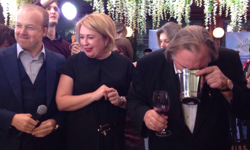 Жерар Депардье в Москве рассказал о Ющенко и выплюнул крымское вино 