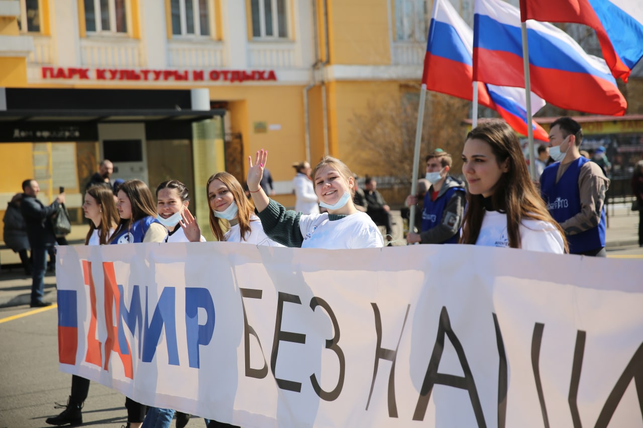 Под лозунгом. Первомайские лозунги. Лозунги на первое мая. Пропаганда митинг. Солидарность мир труд май.