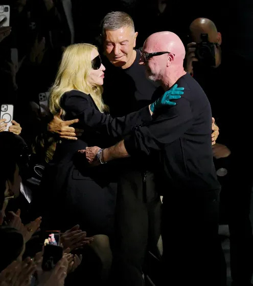 Неделя моды в Милане: Мадонна с 29-летним женихом посетила показ Dolce & Gabbana Мадонна, показ, Милане, показы, Стефано, Дольче, рамках, Винтур, Доменико, посетила, Gabbana, Dolce, Недели, принадлежит, модные, Fendi, Prada, Gucci, Елена, Перминова