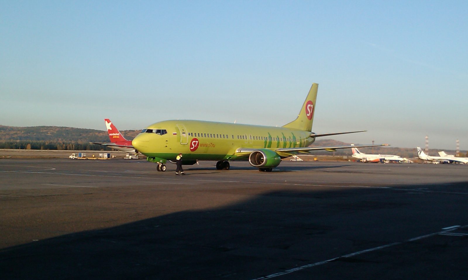 Красноярск лететь. Самолеты s7 Airlines Новосибирск. S7 в аэропорту Красноярск. Норильск с7 Эйрлайнс. Самолет s7 Airlines Емельяновский.