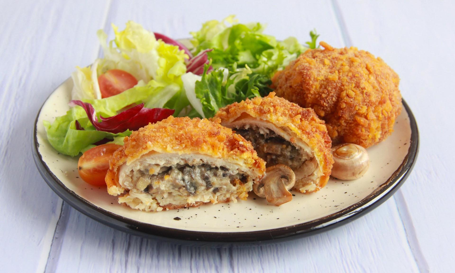 Сочные куриные котлеты начинкой из грибов и моцареллой