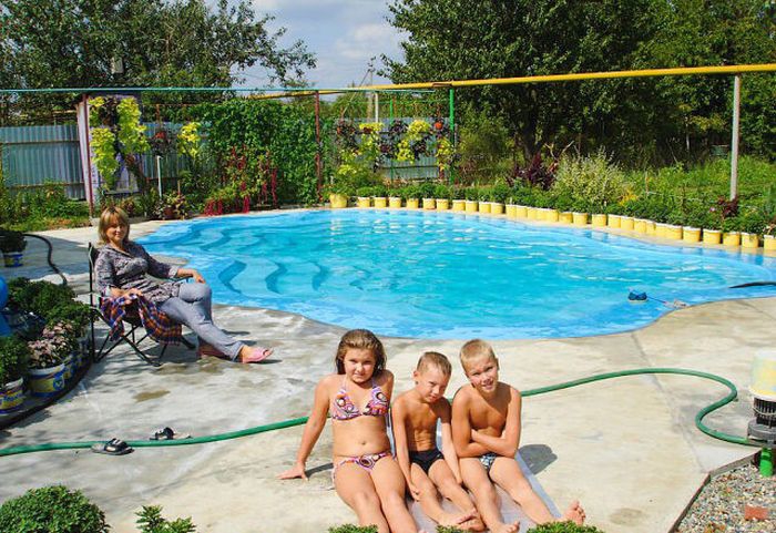 Многоступенчатый бассейн, построенный одной семьёй