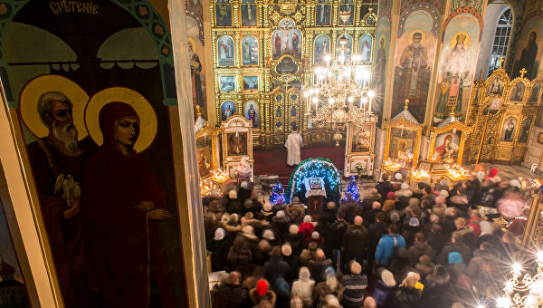 Верующие в соборе Воздвижения Креста Господня в Омске во время богослужения.