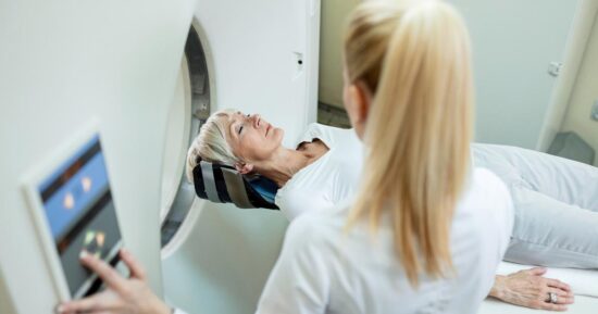 Заподозрить рак мозга у 60-летней женщины помогла странная улыбка