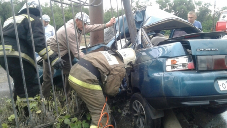 Жуткие фото: в Новотроицке «ВАЗ-2110» пробил дорожное ограждение 