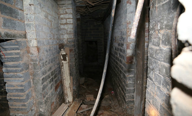 Мужчина потянул за неприметную ручку в полу и нашел дома спуск в подземелье, закрытое 50 лет назад