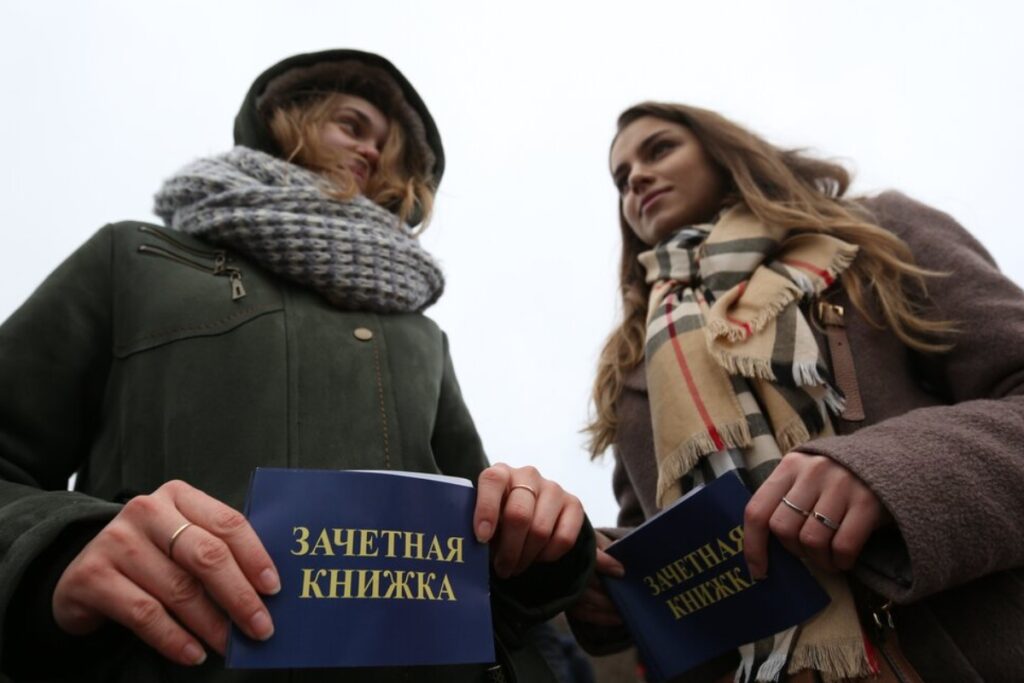 Минтруд уточнил, как студенткам оформить пособие по беременности и родам