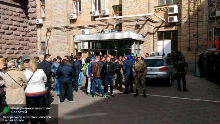 Штурм в Киеве: боевики избили охрану прямо в мэрии, утверждая, что это российские войска