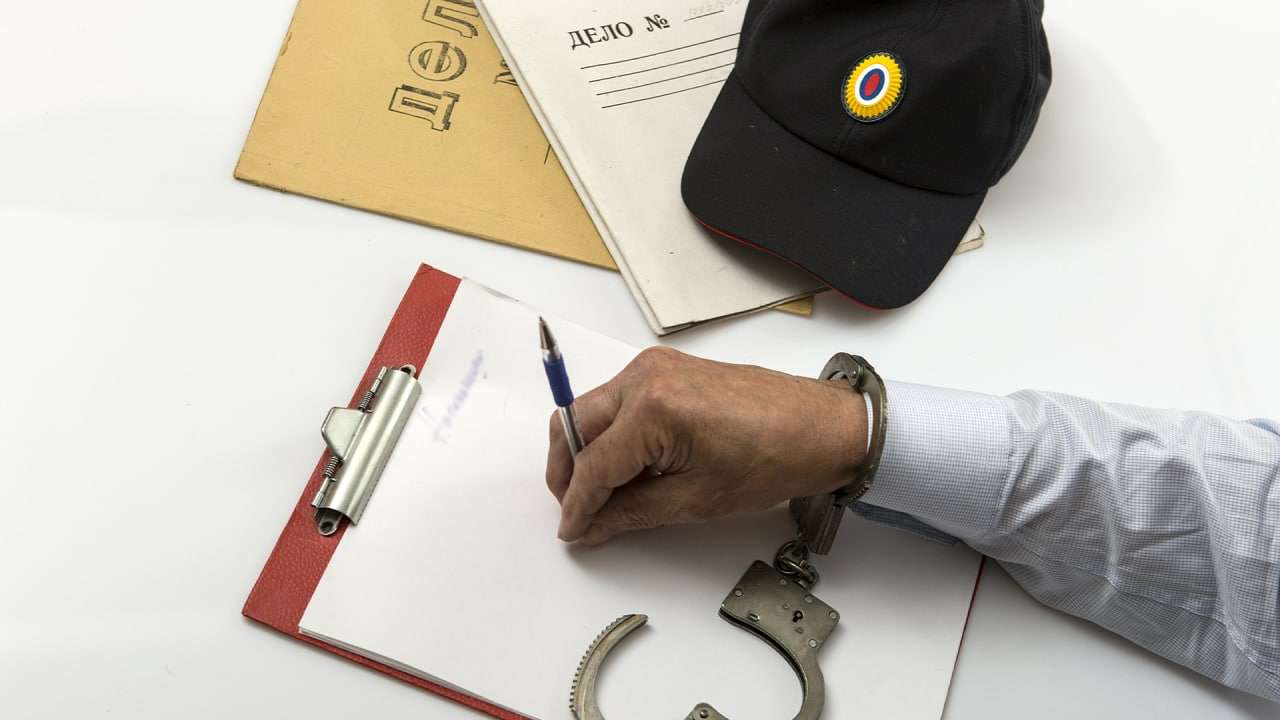 Жительница Иркутской области ударила сына табуретом по голове и прижгла кожу утюгом