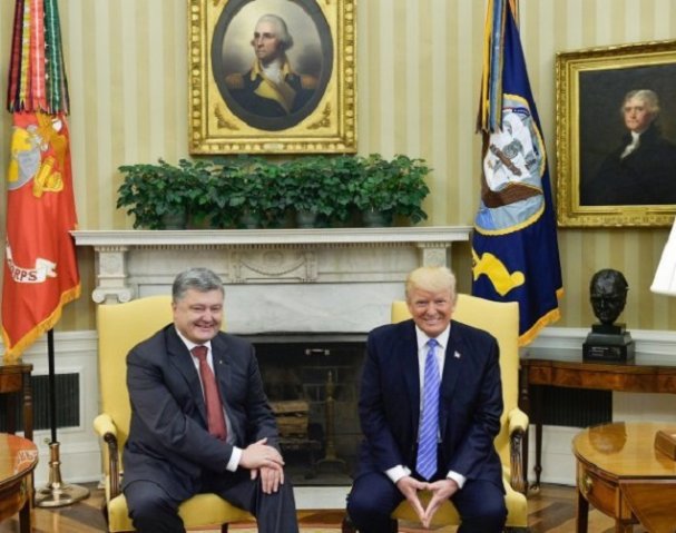 Почему Порошенко оказался под забором Белого дома