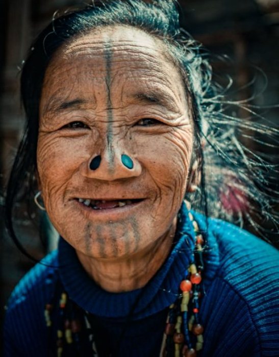 Втулки в носу у женщин народа апатани