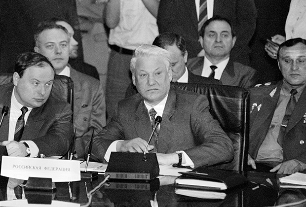 Президент РФ Борис Ельцин и первый вице-премьер правительства РФ Егор Гайдар на встрече глав государств СНГ