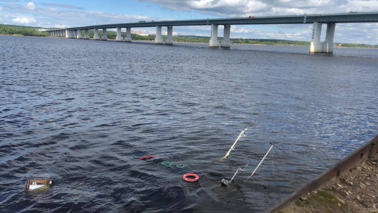 Маломерное судно ушло под воду около моста через Каму в Перми