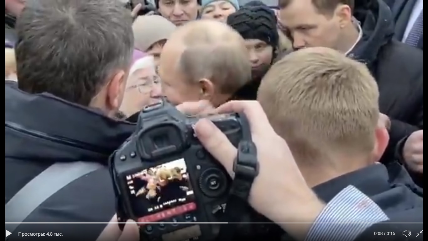 «Пообещал помочь»: Путин обнял заплакавшую пенсионерку 