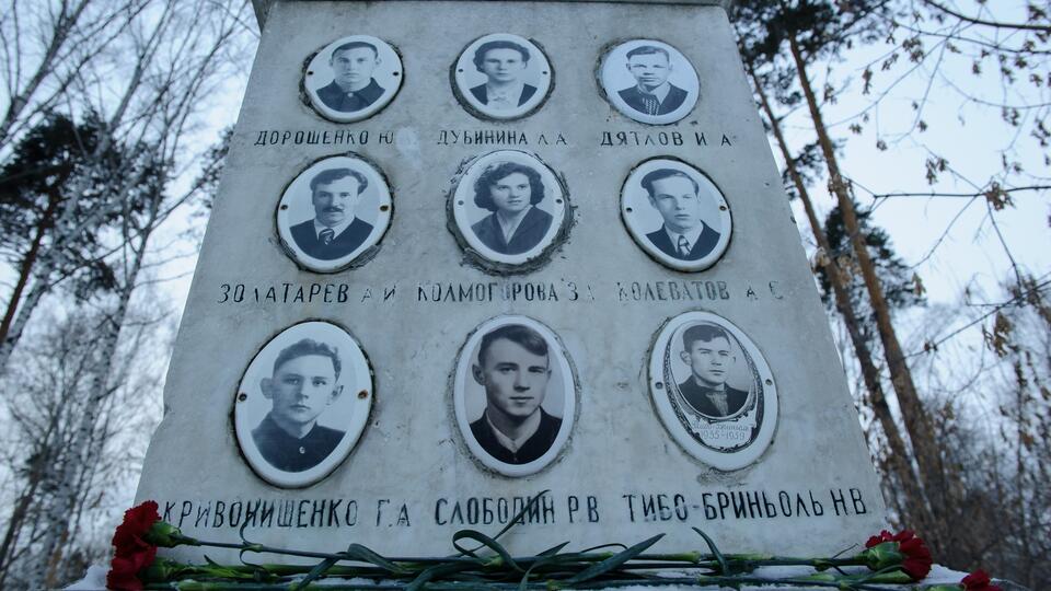 Злоумышленники осквернили памятник на могиле группы Дятлова