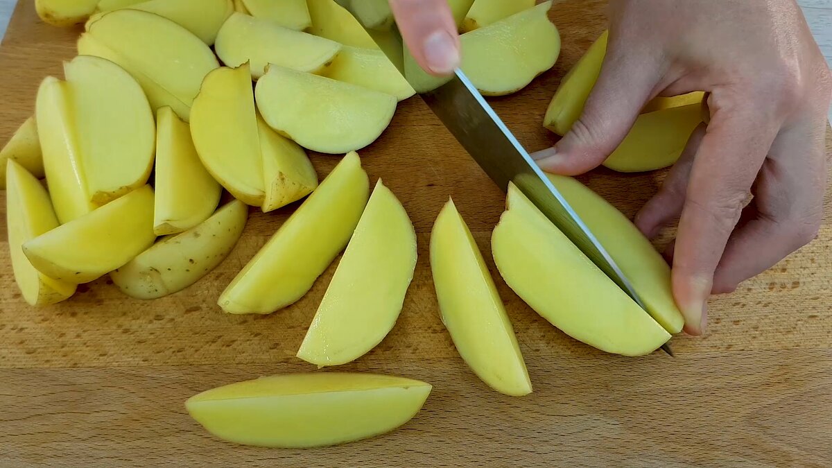 Маленький секрет и куриная грудка превращается в восхитительное блюдо! масла, столовую, горчицы, ложку, примерно, хорошо, минут, грудки, растительного, смазывания, ложки, паприки, поставить, зернах, обычной, картофель, этого, миске, смешать, порезать