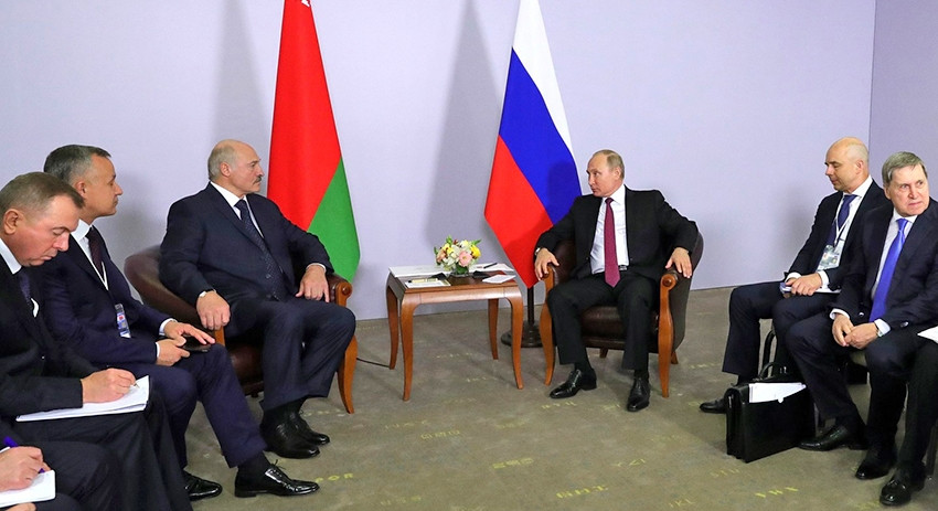 Президент РФ Владимир Путин во время встречи с президентом Белоруссии Александром Лукашенко