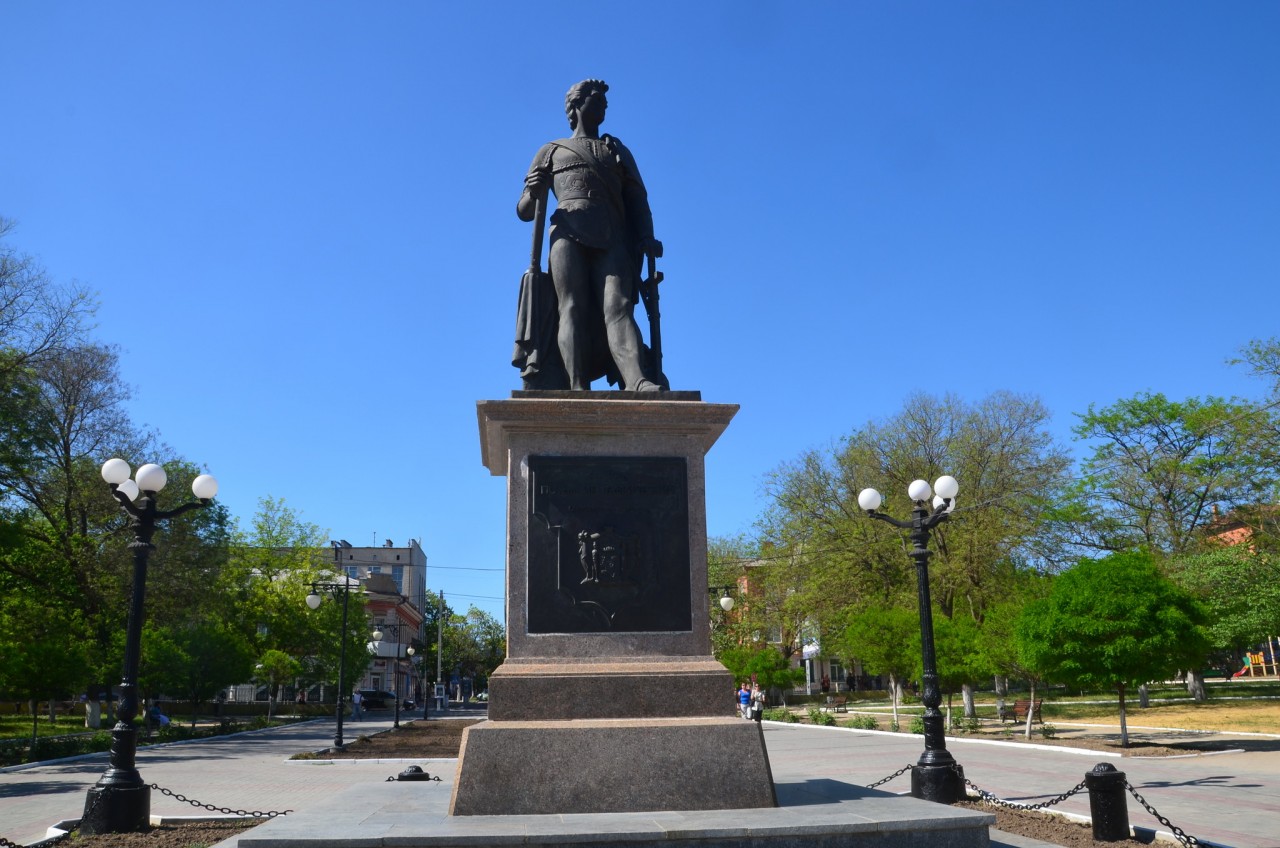 Город херсон памятники. Город херсон памятники. Памятники херсона. Потемкин памятник в молдове. Памятник фрегат херсон.