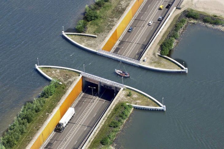 В Голландии построили водный мост, нарушающий все законы физики