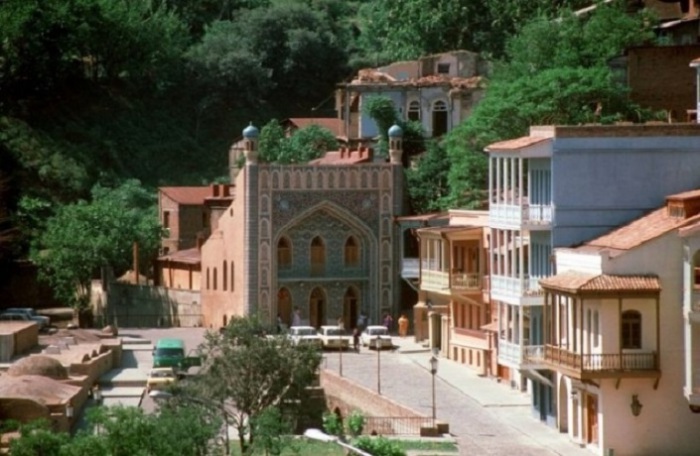 Старинный уголок грузинской столицы с серными банями и мечетью.