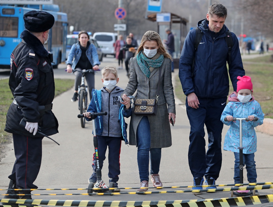 Педиатр Росздравнадзора выступил против прогулок с детьми во время изоляции