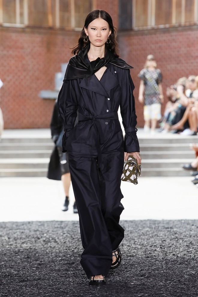 Косынки из кожи, которые все будут носить весной, — на показе 3.1 Phillip Lim Косынки из кожи, которые все будут носить весной, — на показе 3.1 Phillip Lim лучшее,мода,модные советы,Наряды