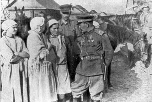 С.А. Ковпак во время Карпатского рейда беседует с крестьянами