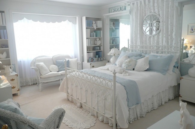 Белая спальня в стиле прованс с голубыми акцентами в виде подушек и покрывала