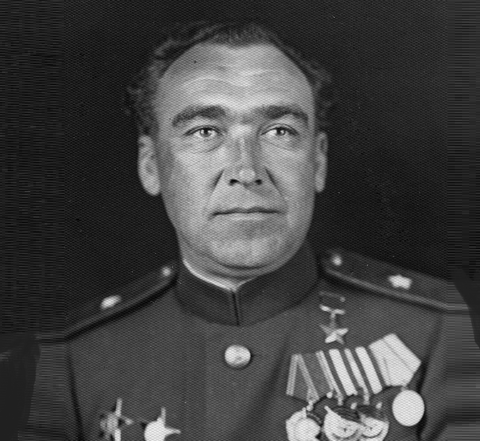 Генерал Шапошников был героем Великой Отечественной. Впрочем это не спасло его от "немилости" партийной верхушки