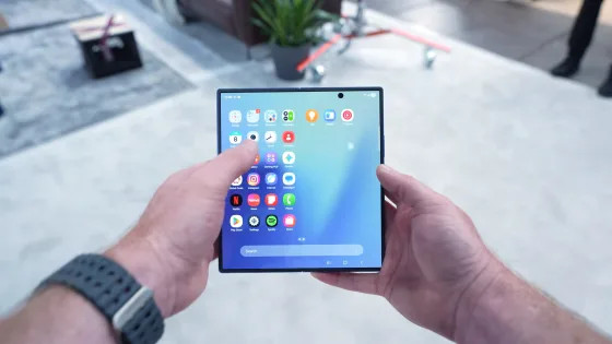Обзорщик назвал плюсы и минусы нового складного Samsung Galaxy Z Fold 7