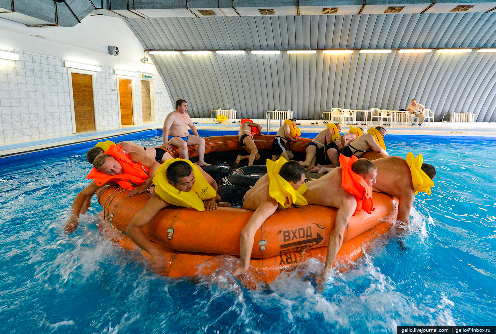Водная аварийно-спасательная подготовка в специально оборудованном бассейне