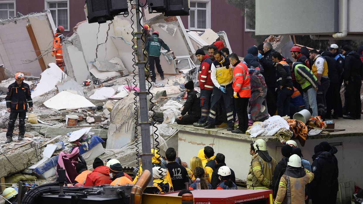 Найден 21-й погибший при обрушении дома в Стамбуле | 10 февраля | Вечер | СОБЫТИЯ ДНЯ | ФАН-ТВ