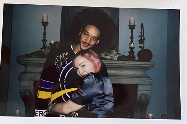 Пока все дома: Мадонна поделилась редкими кадрами с шестью детьми и молодым бойфрендом Звездные дети