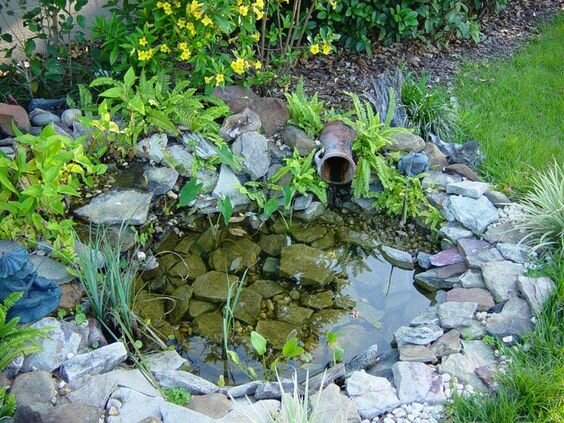 Соорудить у себя на участке искусственный водоем - мечта многих садоводов. Пусть прудик или фонтанчик получится крохотным. Зато он будет украшать сад, успокаивать.-9