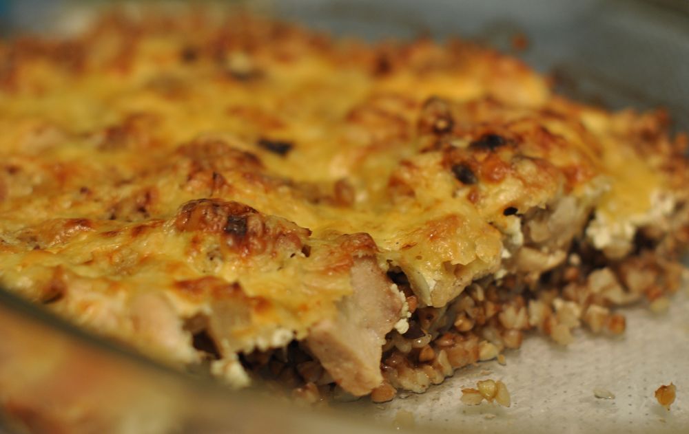 Как запечь гречку в духовке. Запеканка с гречкой и курицей. Запеканка из гречки с курицей. Запеканка с гречкой и курицей в духовке. Гречневая запеканка с курицей в духовке.