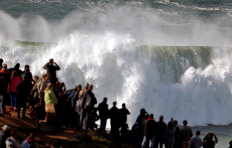 Сезон больших волн в Португалии Назаре, Профессиональные, которые, октября, длится, больших, Сезон, высоту, метров, более, достигать, могут, Европы, серферы, волны, опасные, самые, покорить, чтобы, город