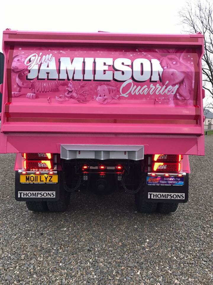 Ярко-розовый грузовик самосвал Scania “Принцесса” - он собирает пожертвования для маленьких пациентов Ярко-розовый грузовик самосвал Scania “Принцесса” - он собирает пожертвования для маленьких пациентов авто