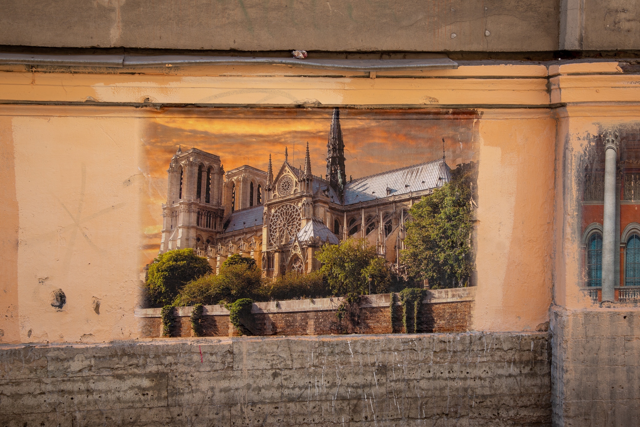 Notre-Dame de Paris, переулок Радищева,Питер город,граффити,картины,общество,Париж,Питер,россияне,стены