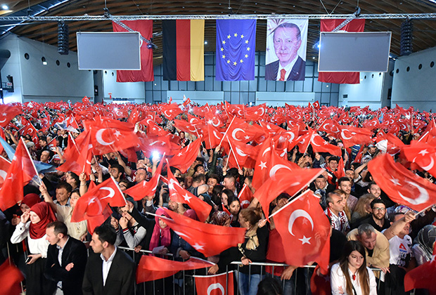 Этнические турки ожидают выступления Эрдогана в Карлсруе